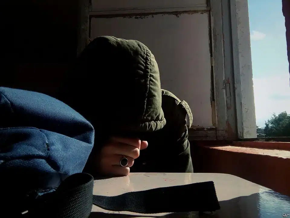 Person with his hand on his fist on a table